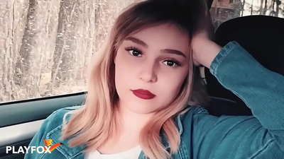 Sexy babe cikin farin ciki yana tsotse katin rangwame